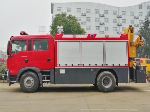 重汽汕德卡搶險(xiǎn)救援消防車